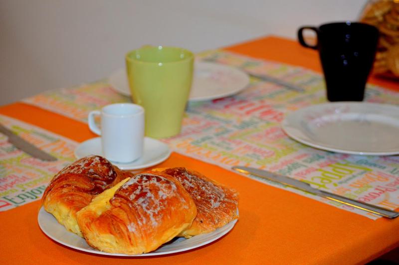 Deluxe Three-Bedroom Apartment image 4