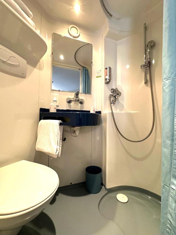 Twin Room image 3