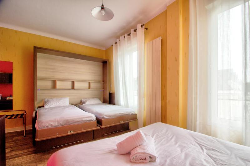 Standard Quadruple Room image 2