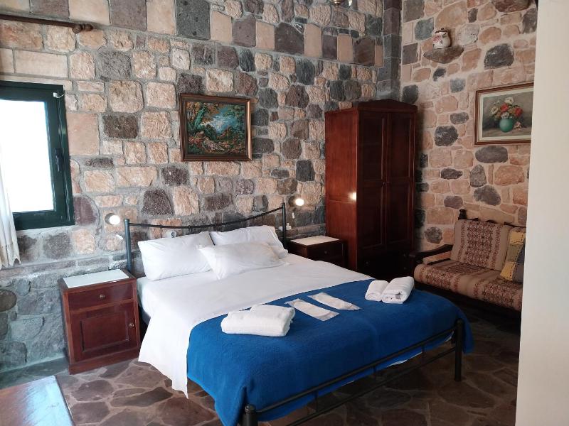 Deluxe Two-Bedroom Apartment with Garden View image 1
