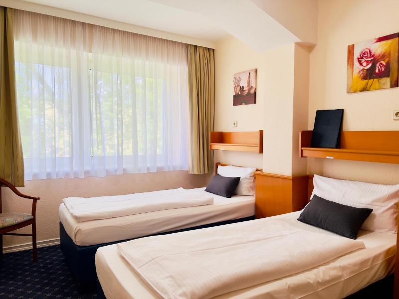 Economy Double Room image 2