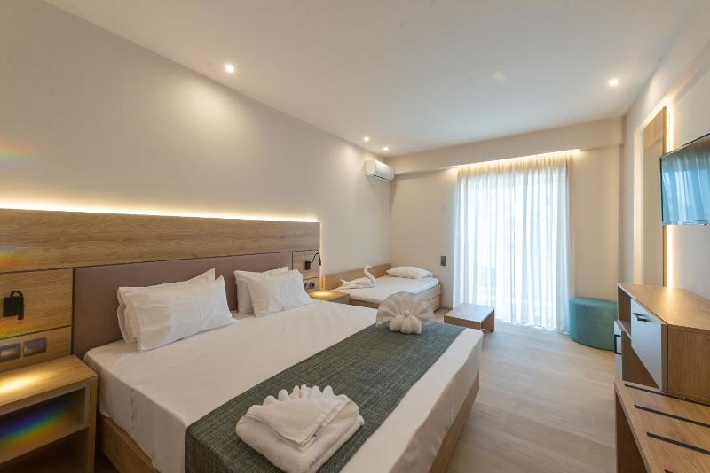 Deluxe Double or Twin Room with Sea View image 3