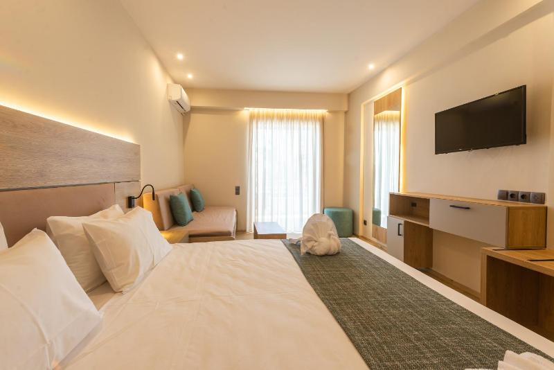 Deluxe Double or Twin Room with Sea View image 4
