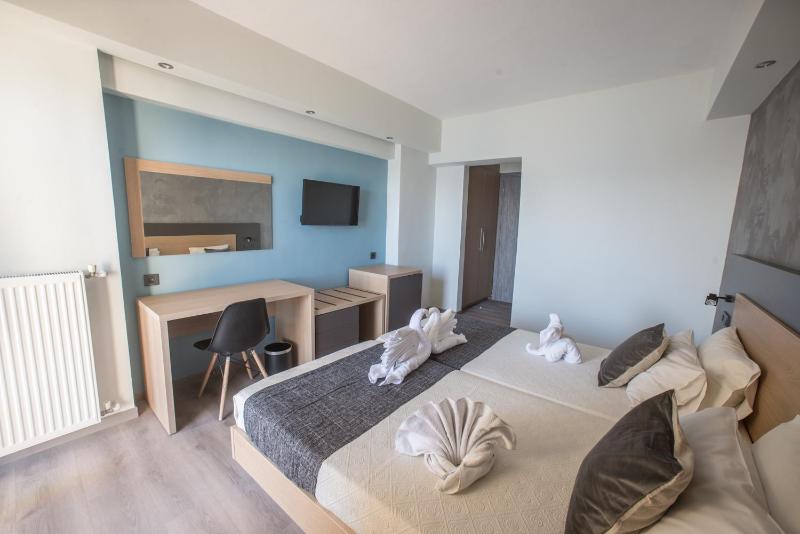 Superior Twin Room with Sea View image 1