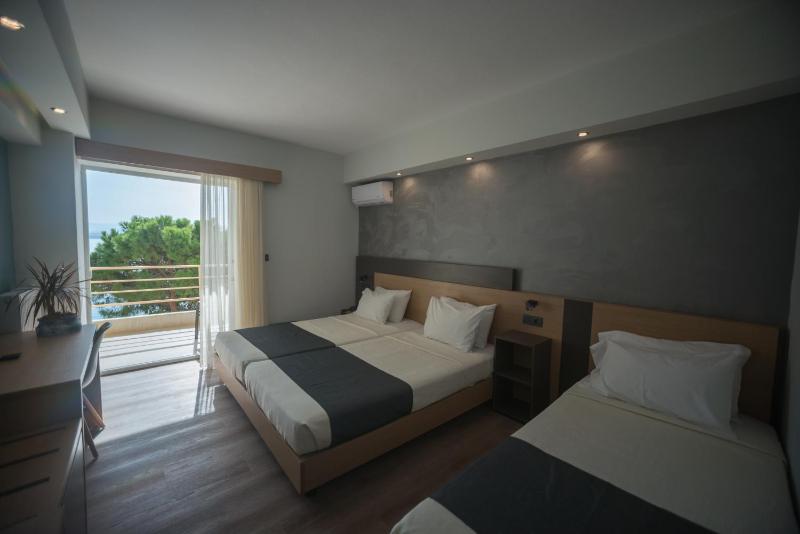 Superior Twin Room with Sea View image 3