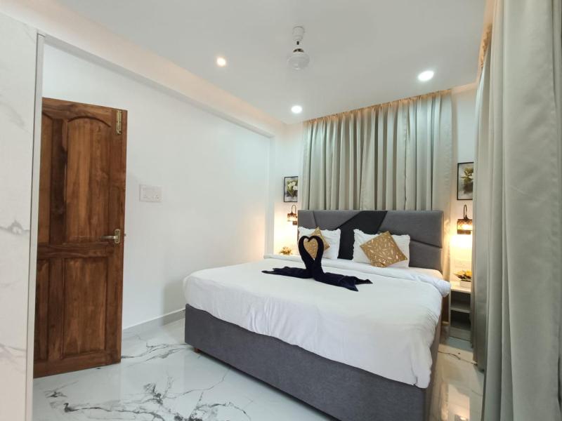 STAY & EXPLORE - Luxury Pool view 1 BHK with bathtub near Calangute Baga Beach - image 4