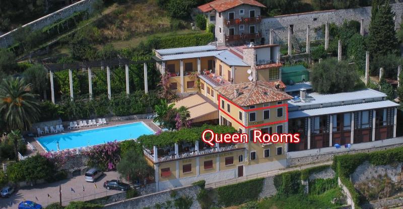 Queen Room with Lake View image 2