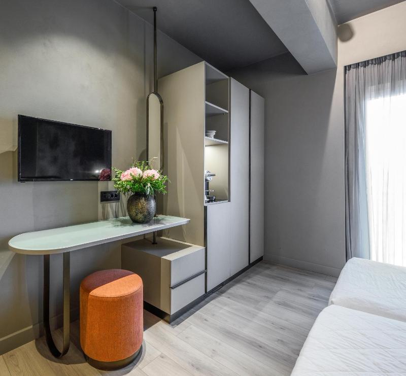 Superior Twin Room with Balcony and Square-Liston View image 4