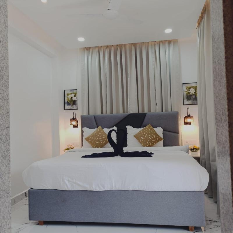 STAY & EXPLORE - Luxury Pool view 1 BHK with bathtub near Calangute Baga Beach - image 7