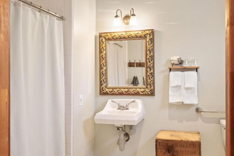 Standard Queen Room Accessible, Ensuite (Room 1) image 3