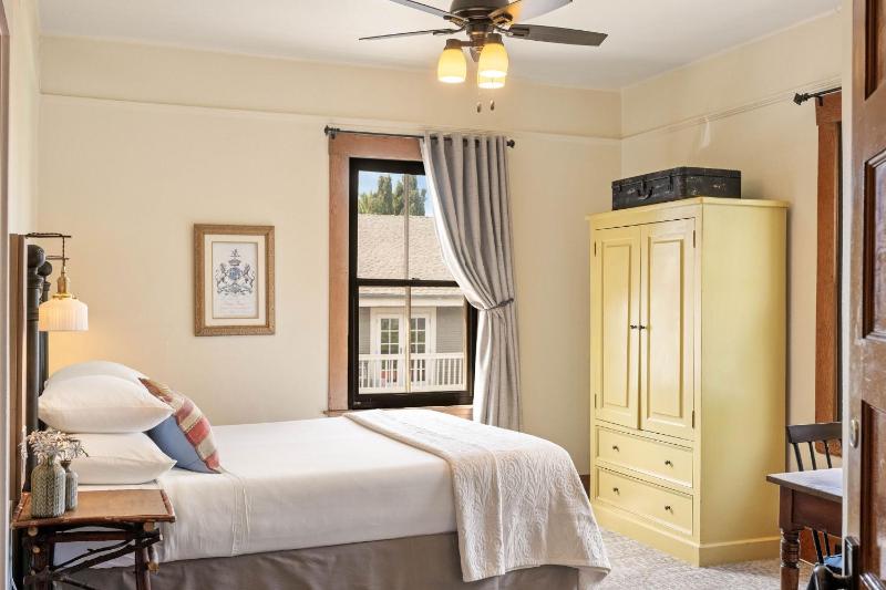 Standard Queen Room, Ensuite (Room 24) image 1