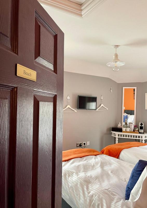 Twin Room with Bath image 1
