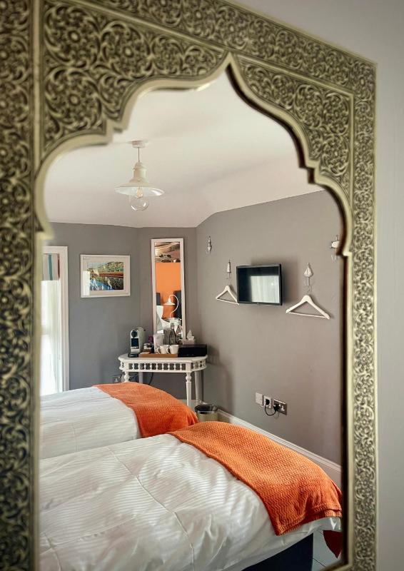 Twin Room with Bath image 3
