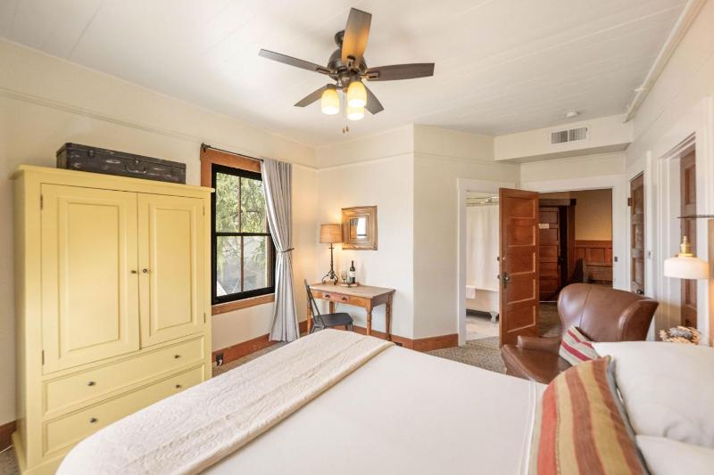 Standard Queen Room, Ensuite (Room 24) image 3