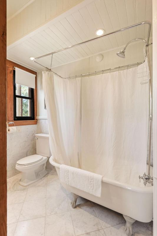 Standard Queen Room, Ensuite (Room 24) image 2