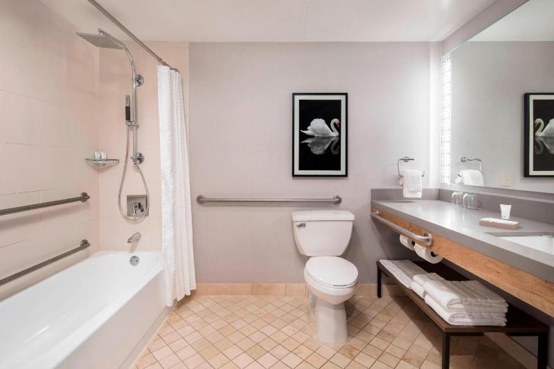 Traditional Guest Room, Guest room, 1 King image 1