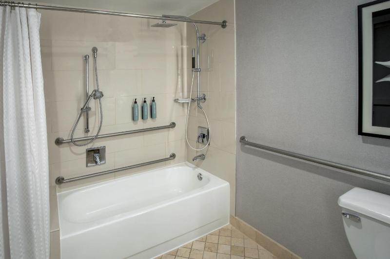 Traditional Guest Room, Guest room, 1 King image 2
