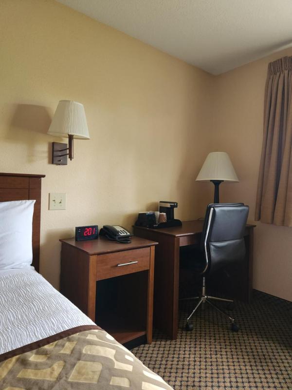 Standard King Room image 4