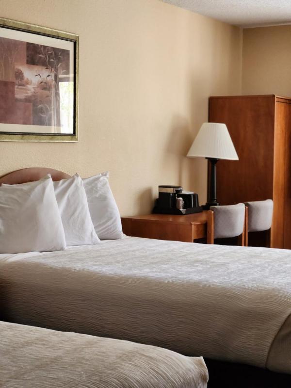 Standard Double Queen Room image 3
