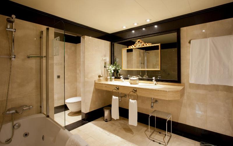 Junior Suite Superior city view image 1