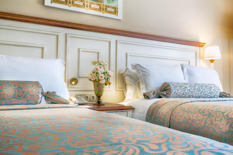 Deluxe Room with French Balcony image 3