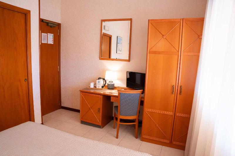 Superior Double or Twin Room with Sea View image 3