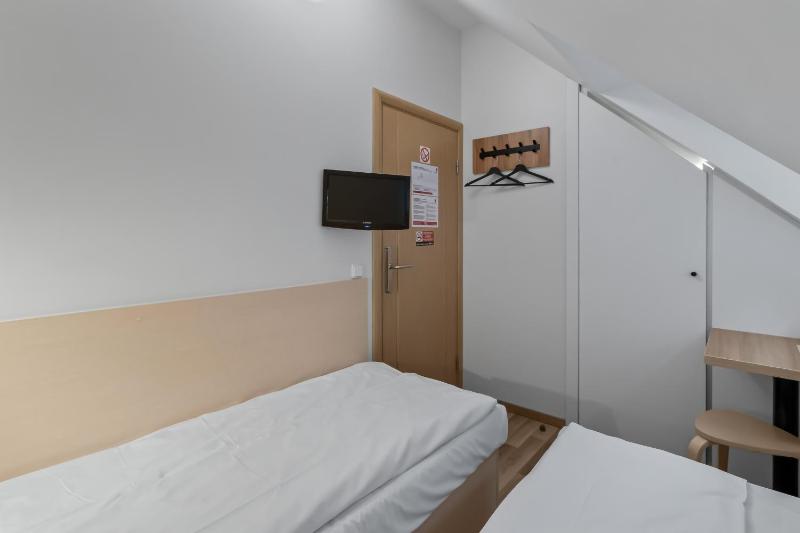 Economy Twin Room with Private Bathroom image 4