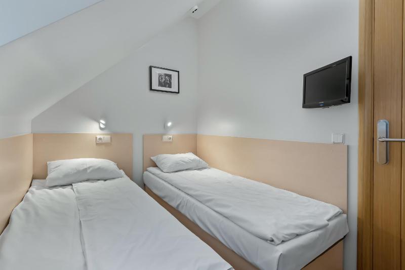 Economy Twin Room with Private Bathroom image 2