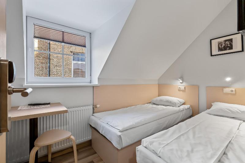 Economy Twin Room with Private Bathroom image 1