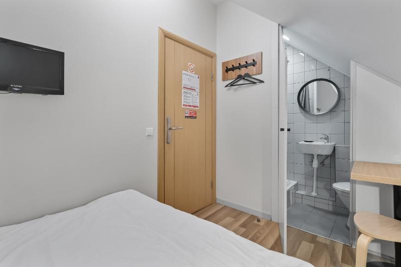 One-Bedroom Apartment with Private Bathroom  image 1
