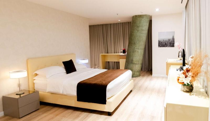 Junior King Suite with Bathtub image 1