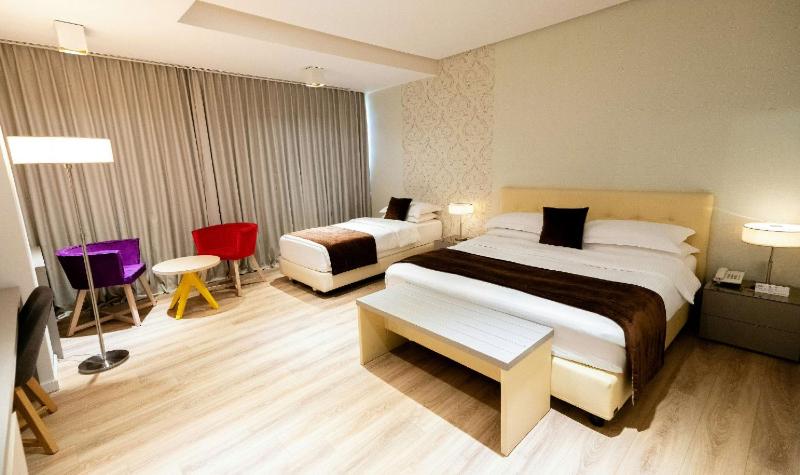 Deluxe Double Room with Extra Bed image 1
