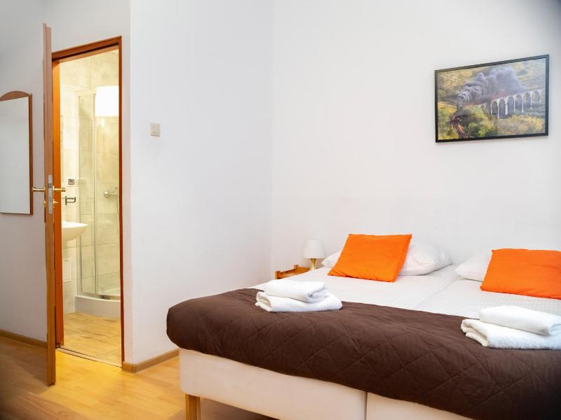 Double Room image 4