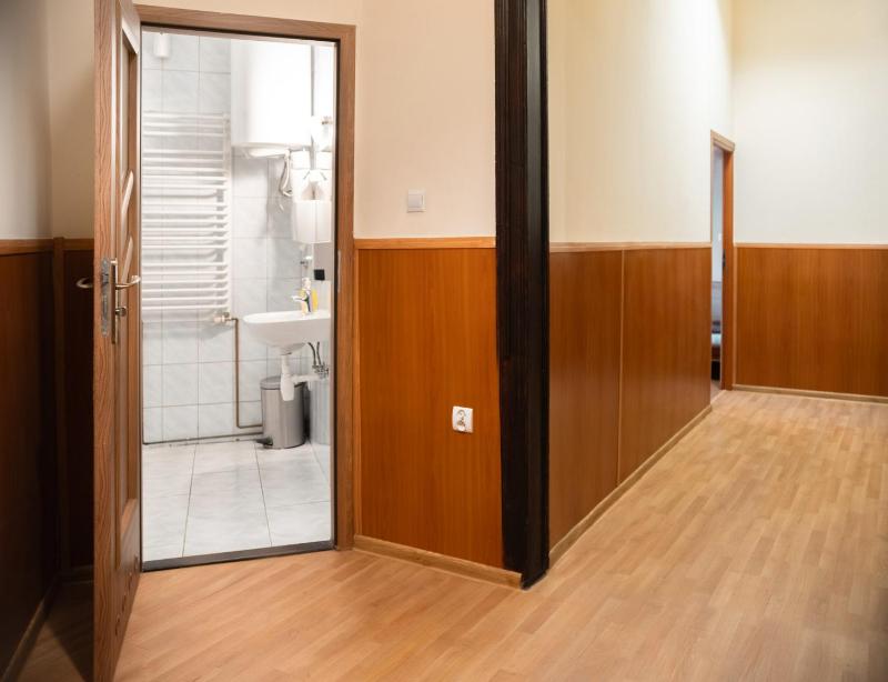 Twin Room with Shared Bathroom image 2