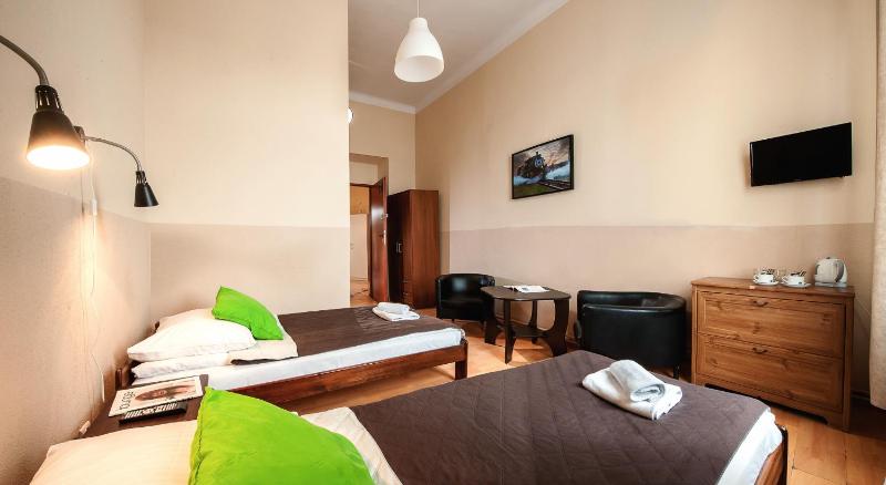Twin Room with Shared Bathroom image 3