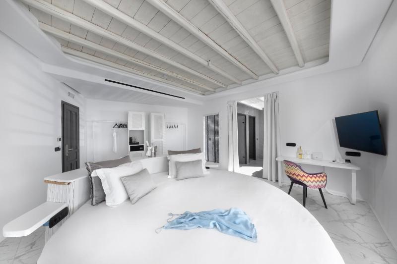 Diamond Suite Sea View Private Pool image 3