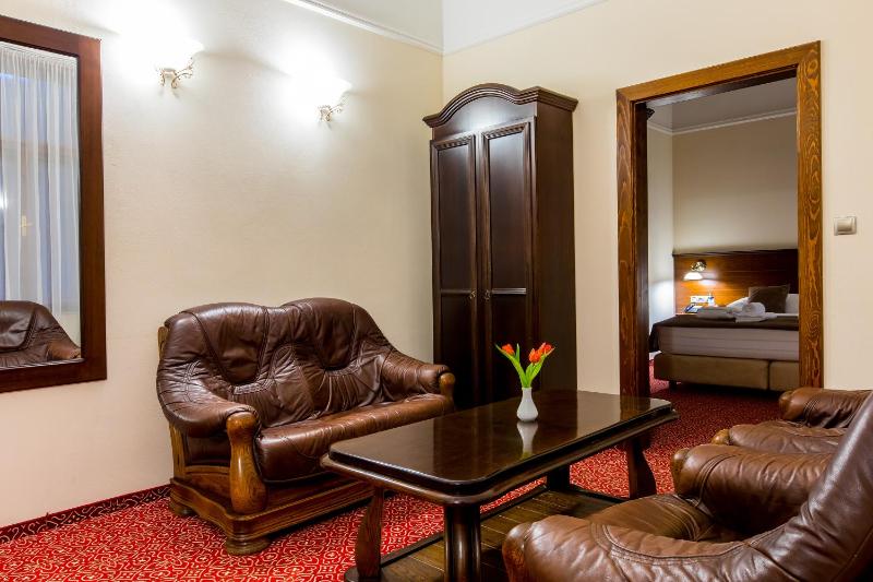 Deluxe Family Room image 4