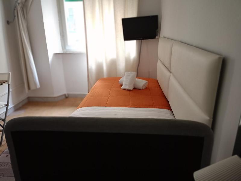 Single Room with Private Internal Bathroom image 1