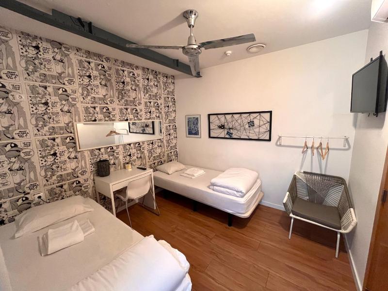 Twin Room with Shared Bathroom image 3