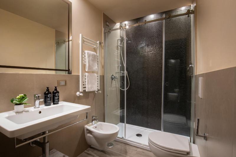 Deluxe Triple Room image 3