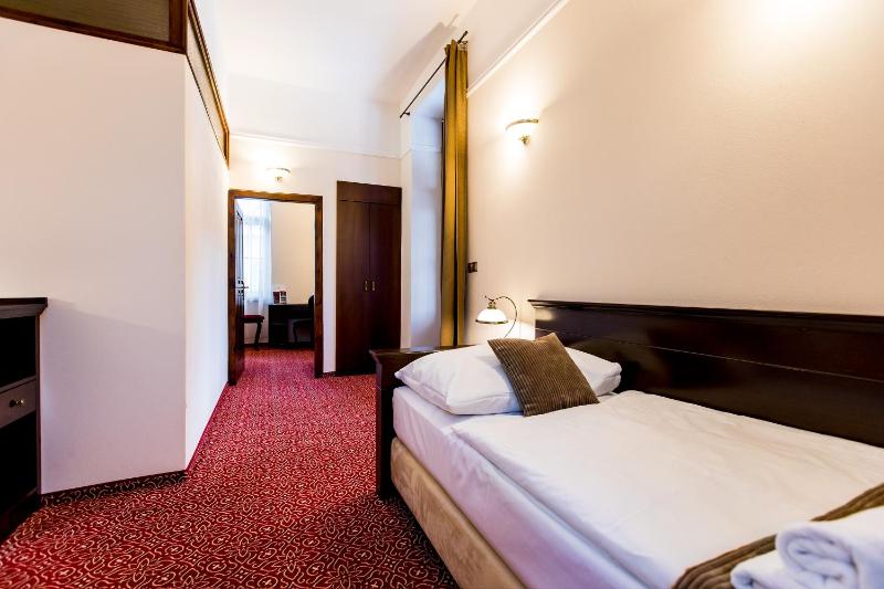 Standard Twin Room image 4