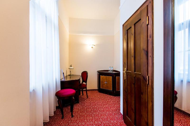 Standard Twin Room image 3
