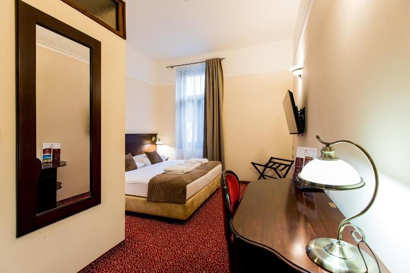 Double Room with Extra Bed image 1