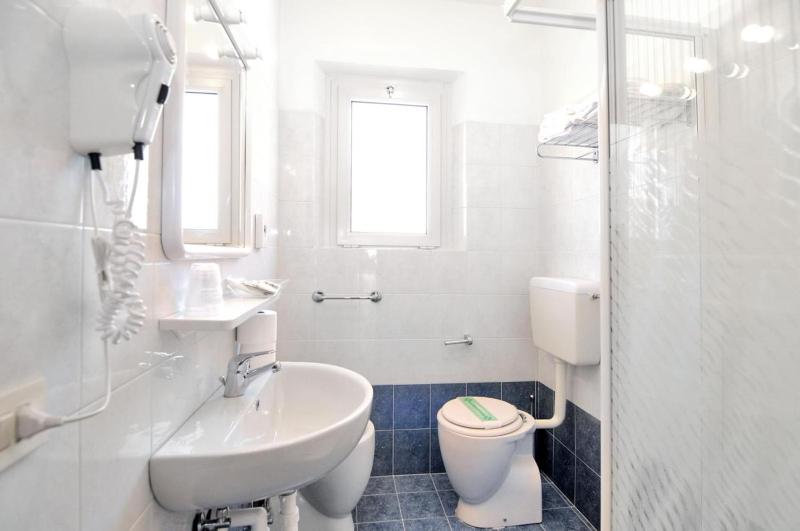 Classic Triple Room image 3