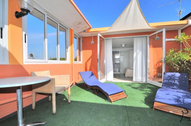 Deluxe Double Room with Sea View image 3