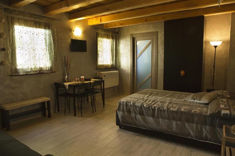 Studio Apartment image 3