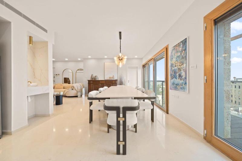 King David Residence Luxury 3 BD Pool Gym Parking - image 2