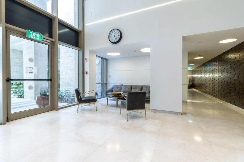 Luxurious 1BDR Terrace Parking in City Central - image 8