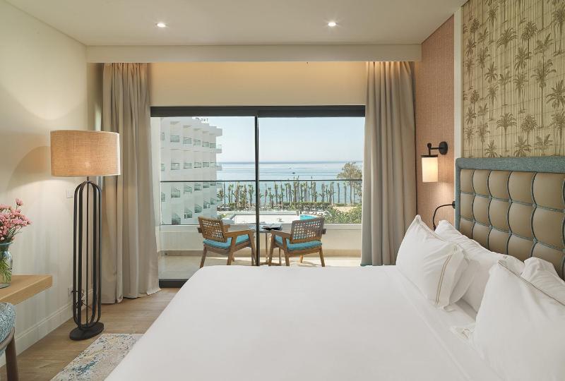Deluxe Family Room with Sea View image 4