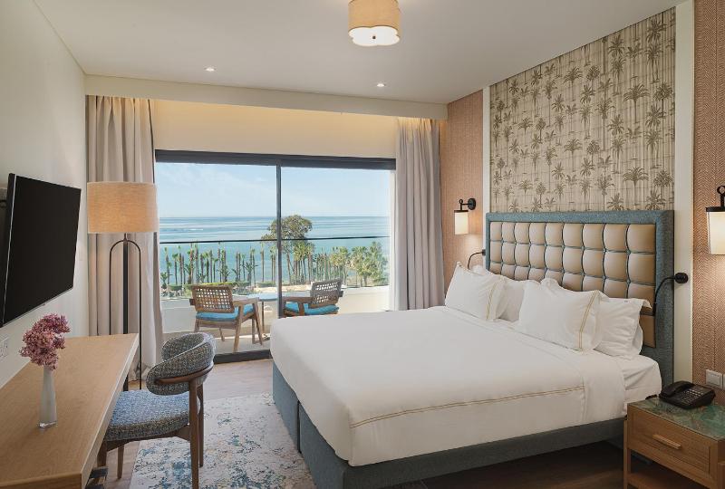 Deluxe Family Room with Sea View image 3